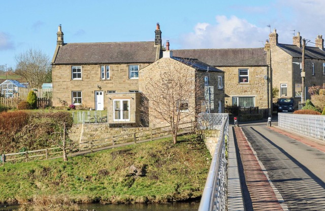 BRIDGE END COTTAGE, pet friendly, character holiday cottage in Wark
