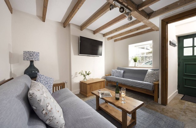 Bridge House - a house that sleeps 6 guests in 3 bedrooms