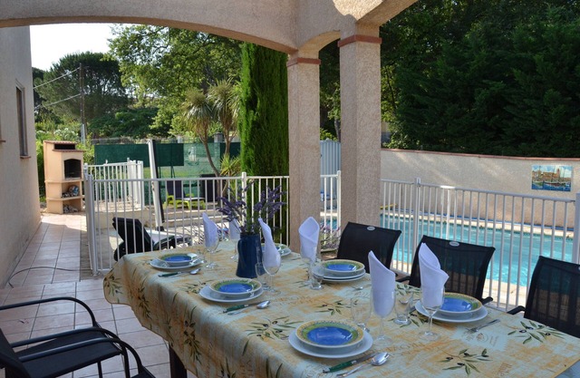 Bright villa, swimming pool, large private garden.