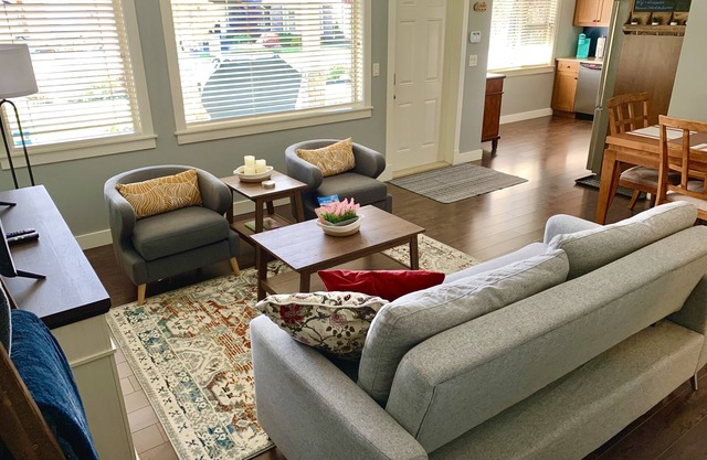Bright 2 bdrm, 13 minutes from Silver Star/Golf/Lakes