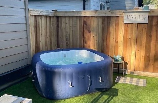 Bright 2 Bed 2 Bath with Spa-like Ensuite & HotTub