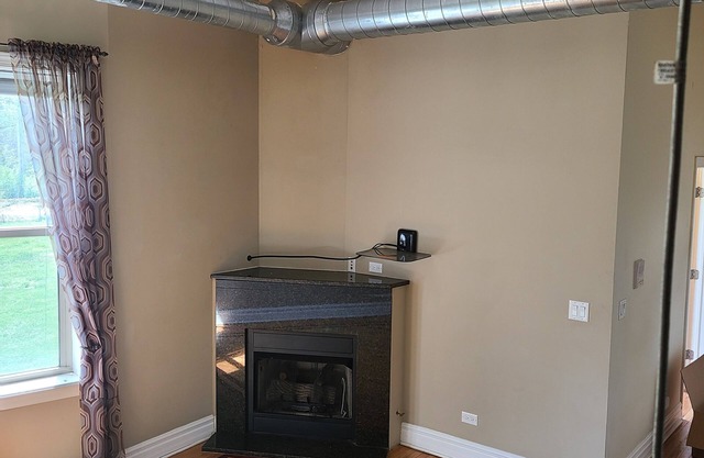 Bright 2 Bed/2 Bath Condo With Patio Less Than 10 Mins From Major Attractions