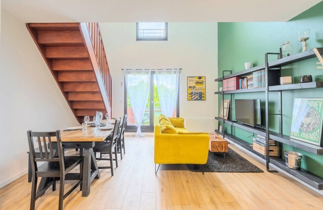 Bright 2-bedroom apartment w/balcony and parking.