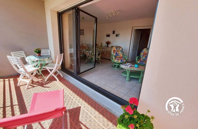 Bright 2-Bedroom Apartment with Balcony, Garage & Baby Equipment near Mayenne's Attractions