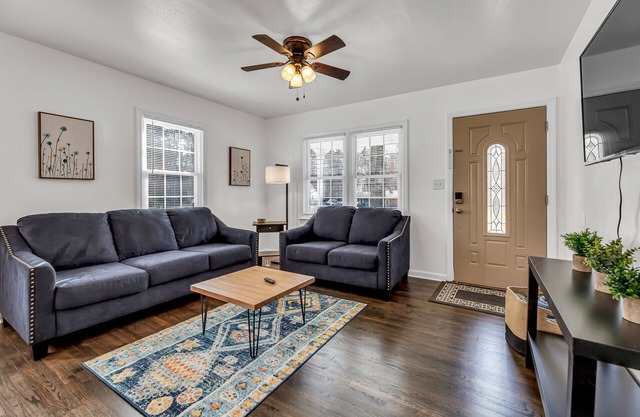 Bright 3 bedroom House, near UNC Campus and Medical Centers!