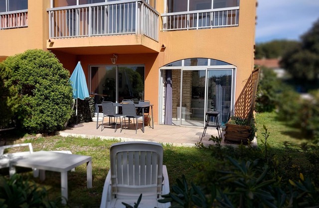 Bright 55m2 T3 with 90m2 garden, 400 m from the beach and shops