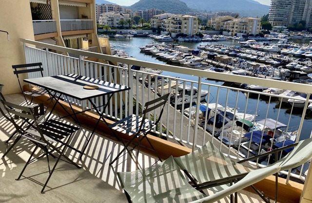 Bright 6-seater apartment overlooking the Marina