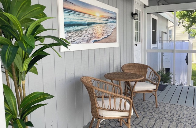 Bright A-Frame OC Fenwick line, 10 min walk to beach, 3 min to tiki/restaurant