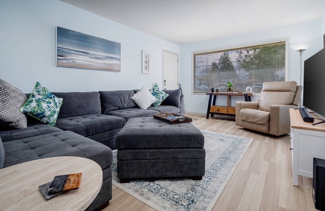 Bright and Delightful Renovation, Single Level, Fenced Backyard, 3 Blocks to MAX, 25 Min to Portland