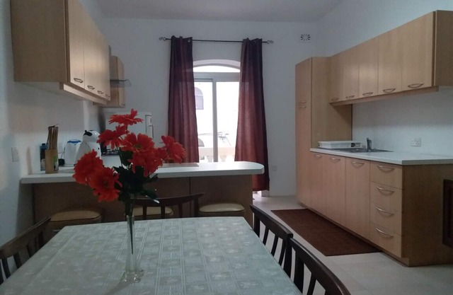 Bright and Large, 2 Bedroom Apartment with AC