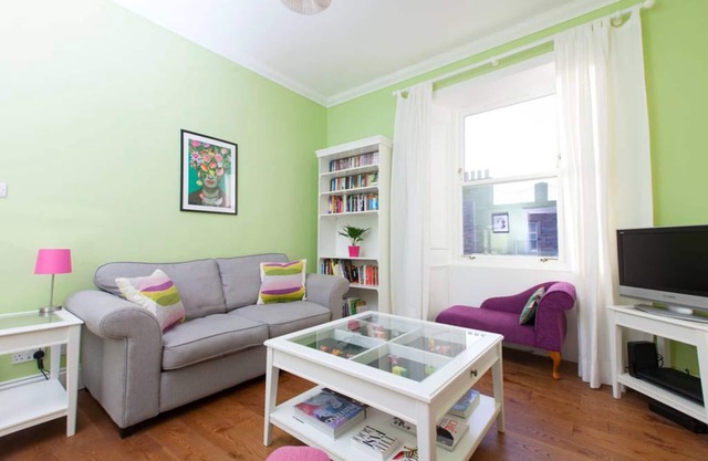 Bright and Modern Causewayside Apartment