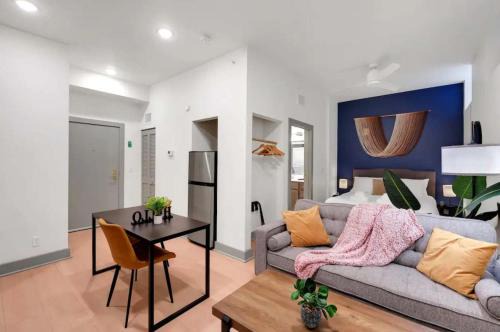 Bright and Modern Studio in Louisville # 103