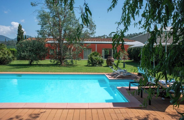 BRIGHT AND REFINED VILLA WITH POOL IMMERSED IN THE GREEN OF THE HILLS OF LUCCA
