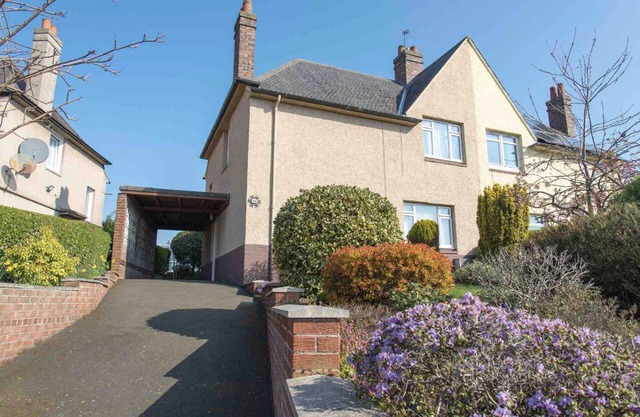 Bright and spacious 3 bedroom house, near M90, 20 min from Edinburgh