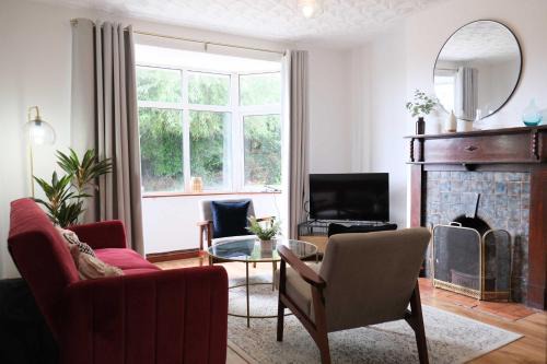 Bright and Spacious 4 Bedroom Home in Bedford