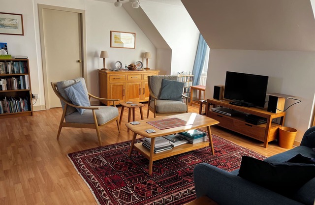 Bright and spacious south Edinburgh city flat with fabulous views