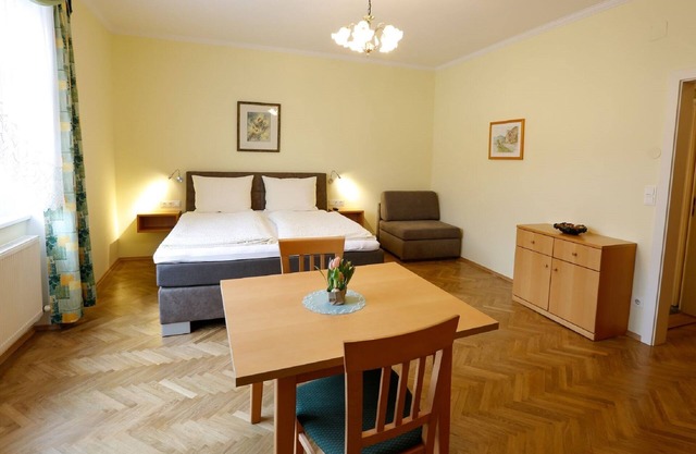 Bright apartment (47 sqm) for two adults and two children with a view of the Danube