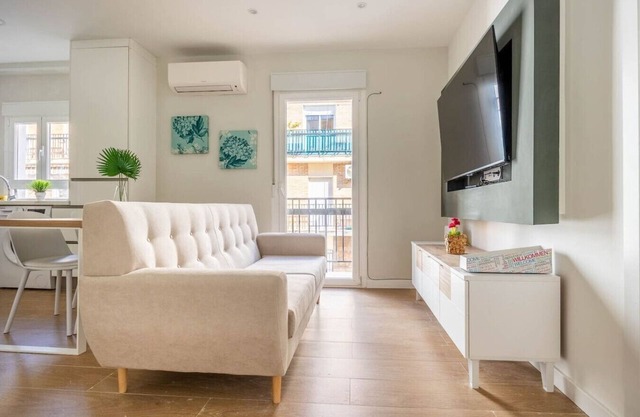 Bright Apartment Near Seville's Historic Center