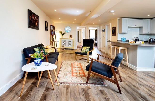 Bright apartment with patio garden, No Deposit