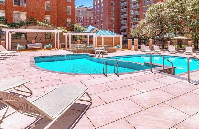 Bright Apt Near Ballston Shops