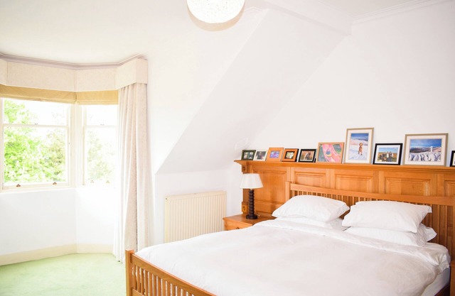 Bright & Beautiful 3-bed Home in Murrayfield, Edin