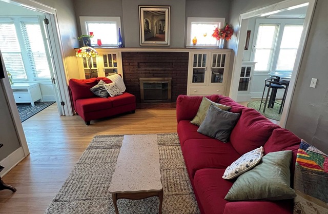 Bright, charming 2 bedroomdrm apartment. in downtown home in Kalamazoo
