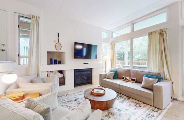 Bright & cheery condo w/wifi, pools, hot tubs, tennis, gym, sauna, & game room