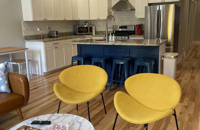 Bright, Cheery Home steps from Shops & Nightlife!