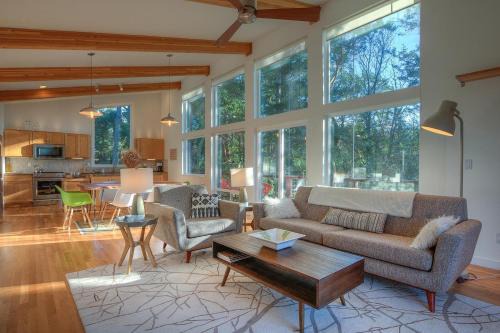 Bright, Contemporary, Walk To Town & Beach