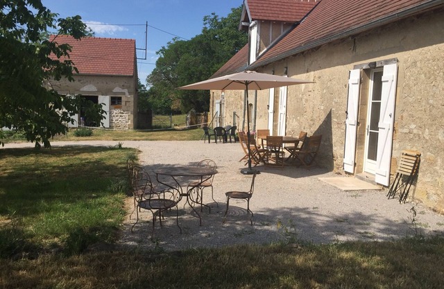 Bright cottage with shared pool and private garden