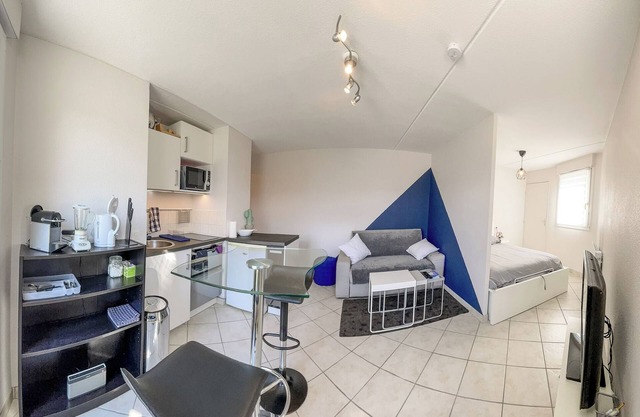 Bright Cozy Apartment, Near TrainStation * Parking