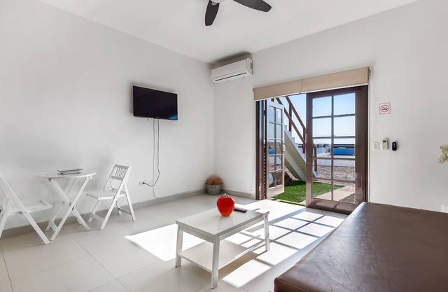 Bright dog-friendly suite with kitchenette, heated outdoor pool, hot tub, patio