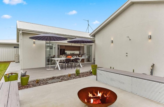 Bright & Easy - Address is 7 Cobb & C Way Pet Friendly Inside