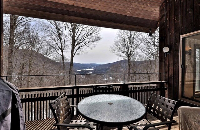 Bright, Family-Friendly Lake View House Close to Okemo, Killington, Pico, Lakes
