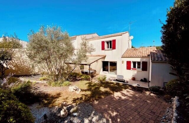 Bright house with garden near La Rochelle