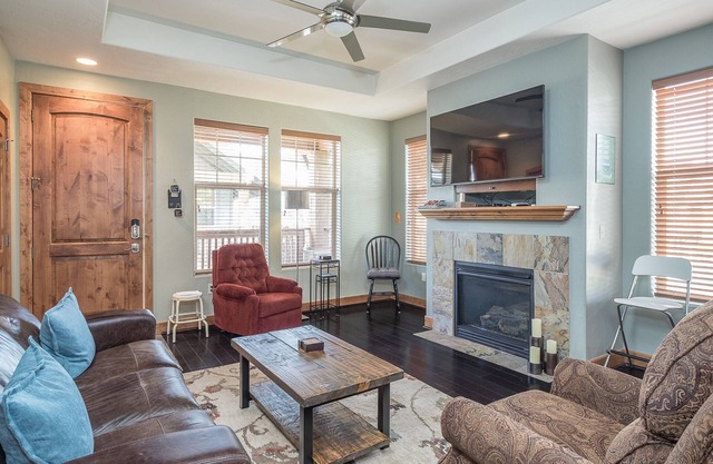 Bright luxury quiet 2nd floor 2/2 condo with fireplace, deck, and sunset views