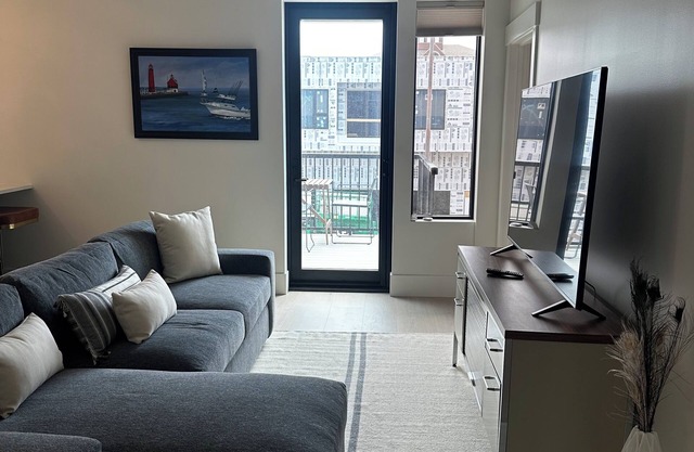 Bright & modern 1-bedroom condo in awesome Grand Haven with AC, WiFi
