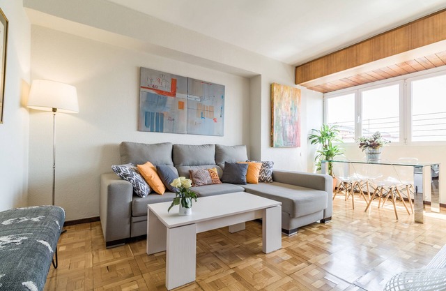 Bright & Modern 2BR Apartment in Heart of Upscale Barrio Salamanca. Great Views