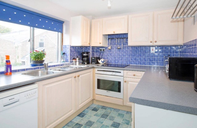 Bright, modern Oxford apartment with parking - minutes from bars and restaurants
