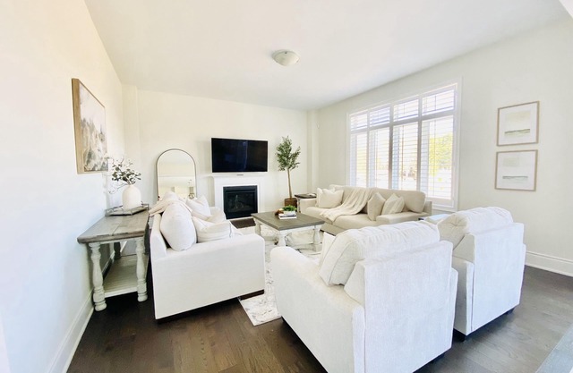 Bright, modern, spacious home with fireplace, near gorgeous lakes & skiing