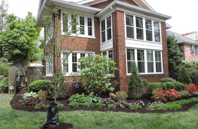 Bright, Parkside condo with pool