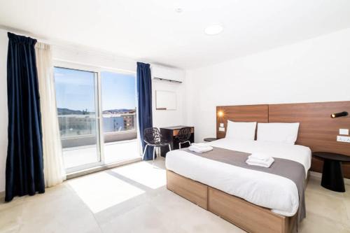 Bright Penthouse Studio with Private Terrace