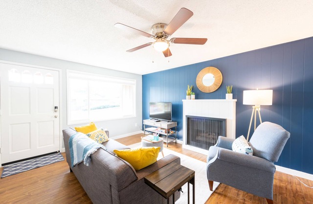 Bright*Private*Stylish 2BR Flat W/Fenced Yard Near Washington Square