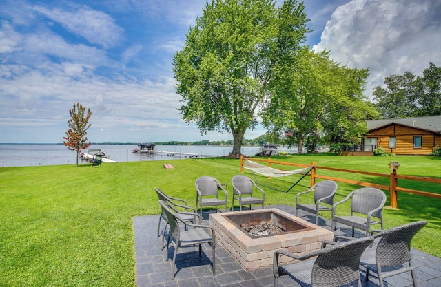 Bright Shawano Lake Oasis - Walk to Boat Launch!