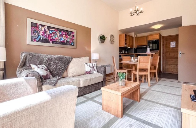 Bright, spacious South-facing 1-bedroom apartment