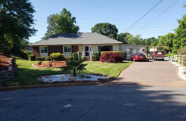 Bright & Spacious Studio Close To CLT Airport & Charlotte
