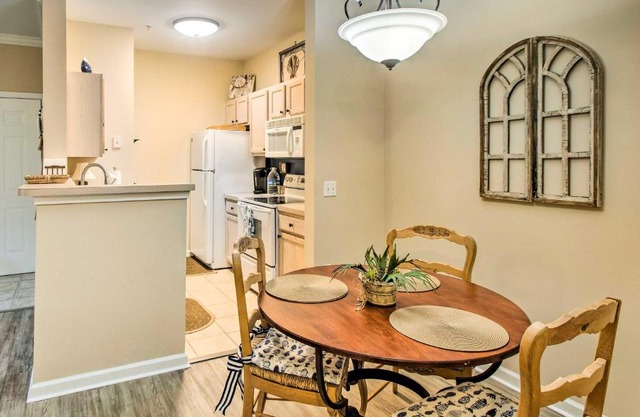 Bright St Simons Island Condo with Shared Pool!