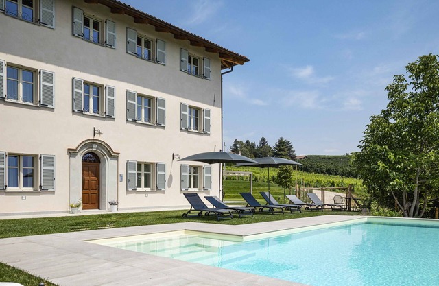 Bright studio 5 with swimming pool in a period villa in the Barolo area