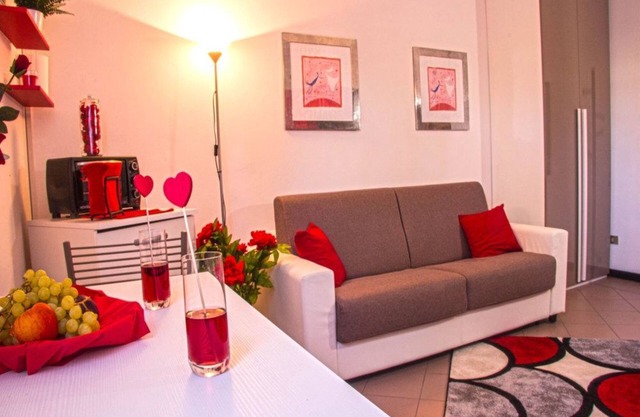 Bright Studio Apartment “Le Cà De Boron Standard Relax Apartment” in Historical Centre with Wi-Fi