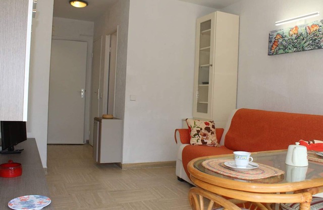 Bright Studio with Garden View, 3min to Beach